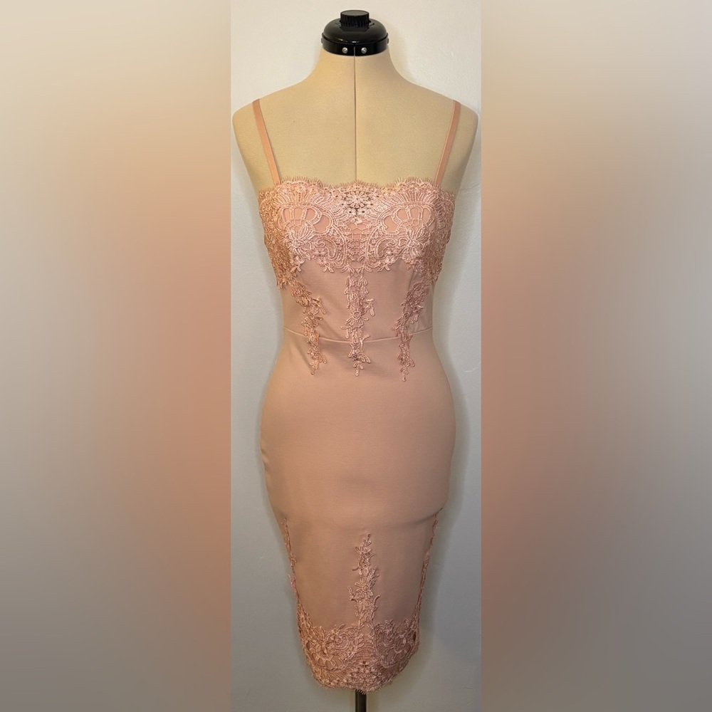 Haute Monde Peach Pink Fitted Lace Appliqué Dress with Padded Bust, M